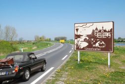 Kruudmoes is Vet, op 21.000 adressen is een mapje ansichtkaarten bezorgd die de identiteit van de IJsselvallei uitbeelden